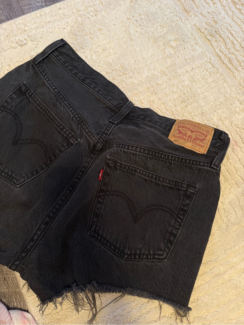 Women’s Levi 501 Black Jean shorts - Picture 2 of 4